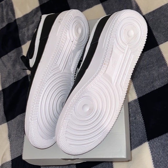 NIKE AIR FORCE 1 it’s a size 11.5 in men’s and a size 13 in women’s it’s new. - Picture 8 of 8